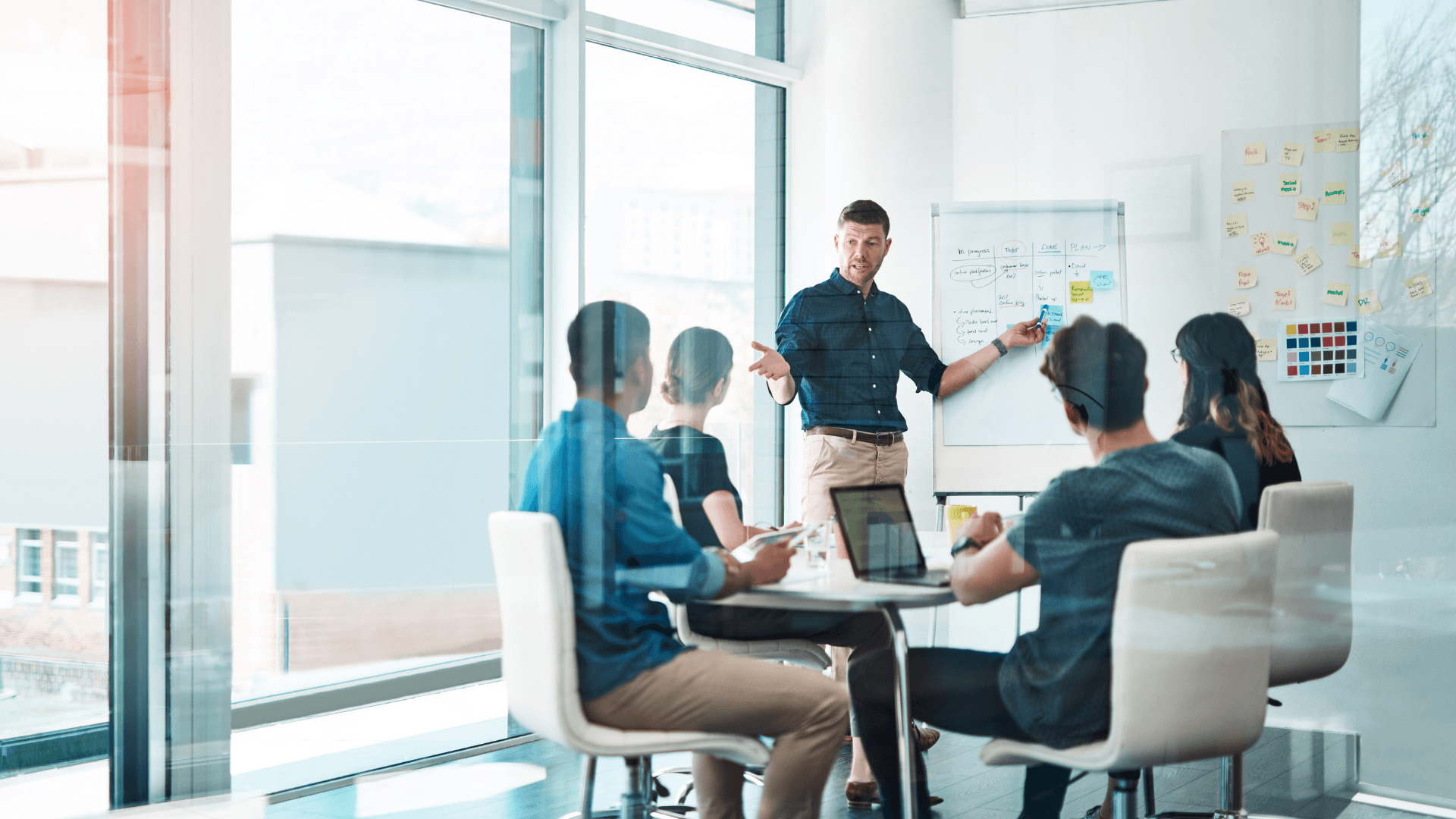 Upskilling o Reskilling: 5 estrategias clave para decidir el futuro de tu talento