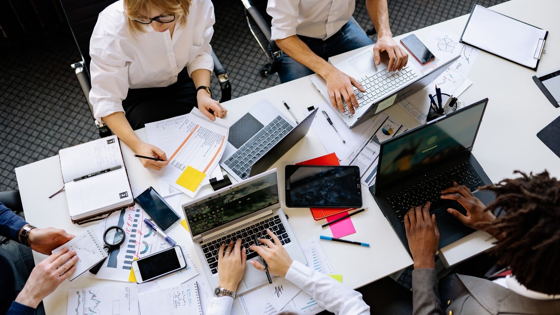 Upskilling y reskilling: El futuro del trabajo y la supervivencia competitiva